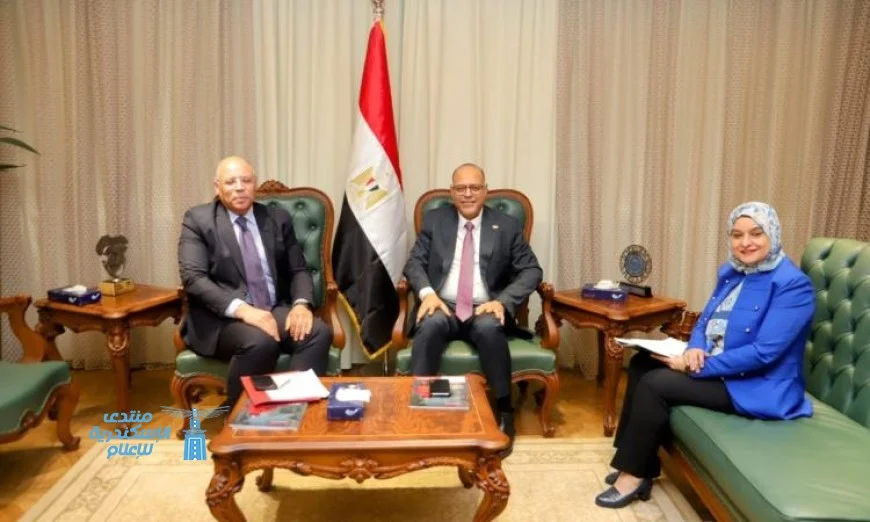 وزير العمل الكويتي يناقش التعاون المشترك مع سفير مصر في لقاء مثمر بالكويت