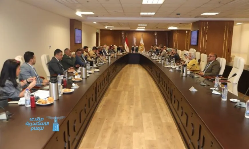 وزير العمل يقود اجتماعاً حيوياً لمناقشة تفعيل قانون العمل الجديد