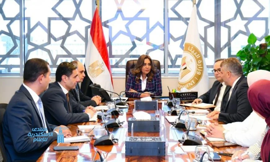 منال عوض تدعو لتسريع تنفيذ مبادرة تقليل استخدام الأكياس البلاستيكية