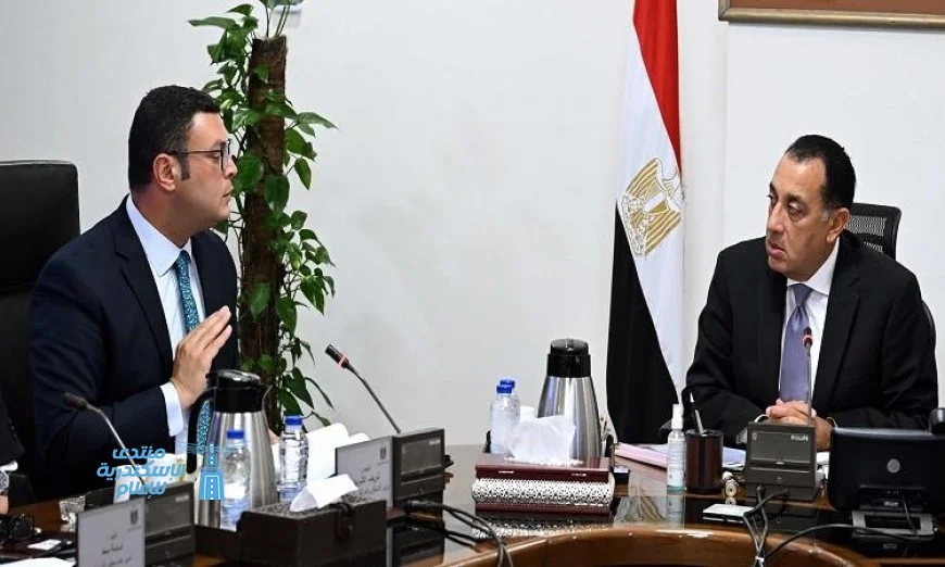 مدبولي يستعرض تقدم برنامج سكن لكل المصريين ومبادرة بيتك في مصر مع وزير الإسكان
