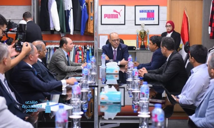 وزير العمل يطلق صالة إنتاج جديدة لتعزيز صناعة الملابس في شركة جولدن ستارز