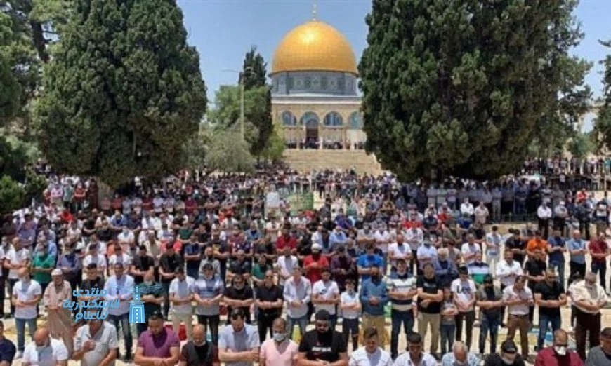 آلاف الفلسطينيين يجتمعون لأداء صلاة الجمعة في المسجد الأقصى