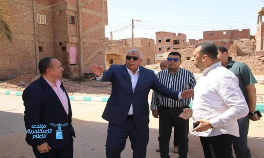 محافظ الوادي الجديد يشرف على تحسين شبكات الطرق في الداخلة والفرافرة لتعزيز البنية التحتية