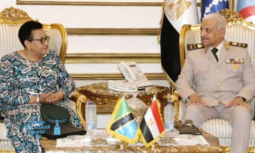 الفريق أول عبدالمجيد صقر يجتمع مع وزير الدفاع والخدمة الوطنية في تنزانيا