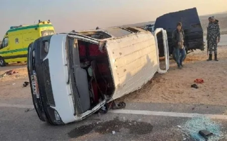 إصابة 6 أشخاص في حادث انقلاب ميكروباص على الطريق الأوسطى