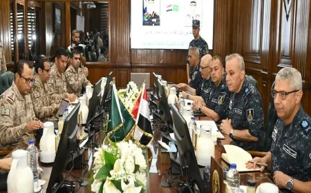 قائد القوات البحرية يناقش تعزيز التعاون مع رئيس أركان البحرية السعودية في صور حصرية