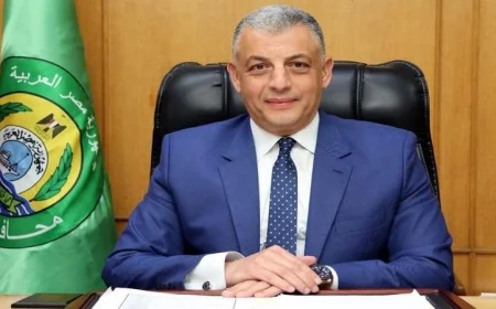 محافظ الإسماعيلية يقدم التعازي لأسر ضحايا حادث مجمع البلوف ويطمئن على حالة المصابين