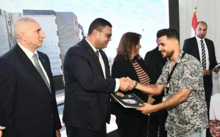 الشربيني يسلم عقود وحدات سكن لكل المصريين بمدينة العبور الجديدة