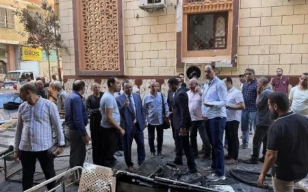 شاهد بالصور النيابة الإدارية تزور موقع حريق عقار في سوهاج للتفتيش والتقييم