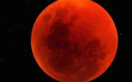 عشاق الفلك يستعدون لمتابعة قمر الدم في خسوف كلي يوم الأحد