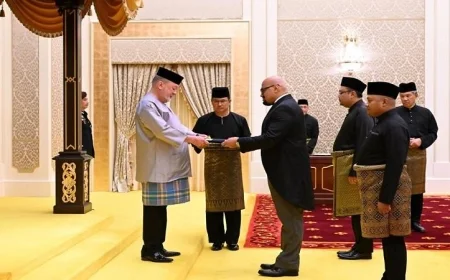 السفير المصري الجديد في كوالالمبور يسلم أوراق اعتماده للملك الماليزي