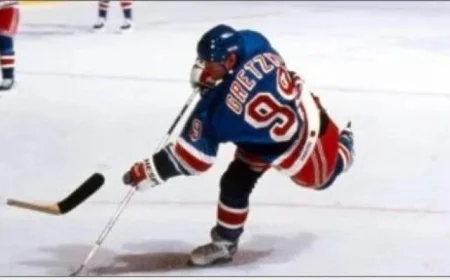 قميص أسطورة الهوكي واين جريتزكى في مزاد سوثبى بسعر ابتدائي 2 مليون دولار