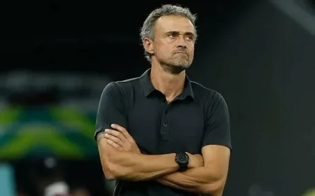 حادث دراجة يصيب لويس إنريكي مدرب باريس سان جيرمان ويثير القلق