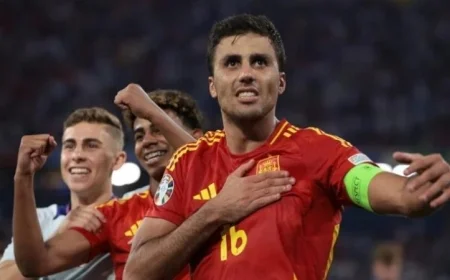 رودري هرنانديز يشعل النقاش بترشيحه ديمبيلي وفيتينيا لنيل الكرة الذهبية