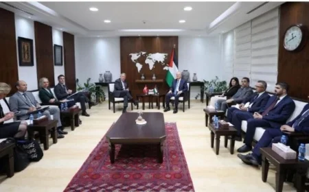 رئيس الوزراء الفلسطيني ووزير خارجية الدنمارك يناقشان سبل إنهاء الحرب في غزة