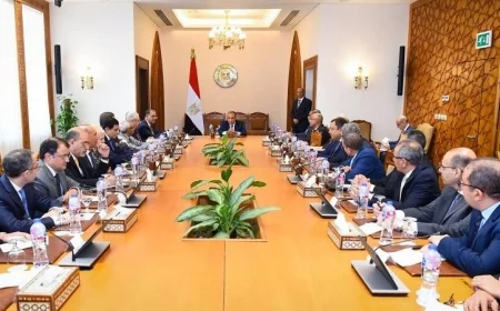 اجتماع وزير الخارجية مع قيادات الوزارة لتعزيز التطوير المؤسسي والأداء الفعّال