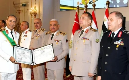 الفريق أول عبدالمجيد صقر يكرم القادة المتميزين في القوات المسلحة