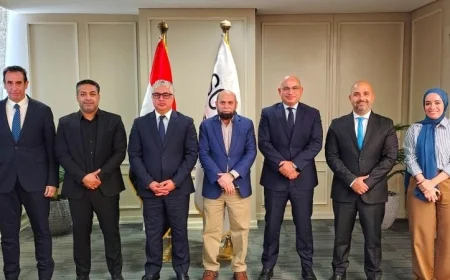 رئيس اقتصادية قناة السويس يبرم اتفاقًا جديدًا مع شركة باكستانية لتعزيز صناعة الملابس الجاهزة