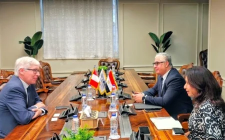 رئيس اقتصادية قناة السويس يناقش تعزيز التعاون الثنائي مع سفير بيرو في القاهرة