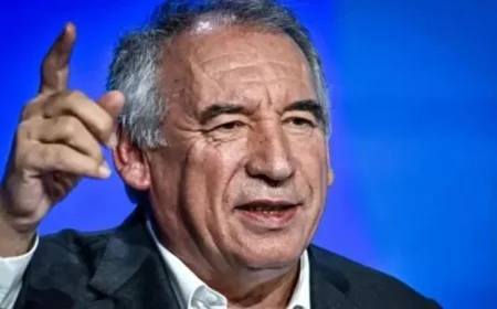 استقالة رئيس وزراء فرنسا بعد حجب الثقة عن حكومته وتسليمها للرئيس ماكرون