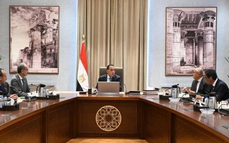 رئيس الوزراء يناقش تحسين إجراءات خدمات التصديق في مكاتب وزارة الخارجية