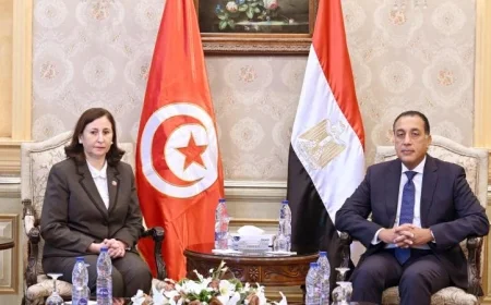 رئيس الوزراء المصري يرحب برئيسة الحكومة التونسية في مطار القاهرة الدولي
