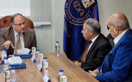 رئيس هيئة الدواء يناقش تعزيز الصناعة الوطنية مع قيادات جهاز الدمغة الطبية