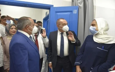 محافظ بورسعيد يفتتح 14 سرير عناية مركزة جديد بمستشفى الصدر مع أعضاء المجلس الإقليمي