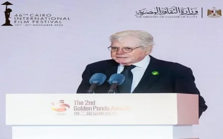 حسين فهمي يتألق كرئيس لمهرجان القاهرة السينمائي وسط استقبال حافل