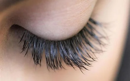 اكتشفي 4 نصائح فعالة لتعزيز نمو الرموش وحمايتها من التساقط