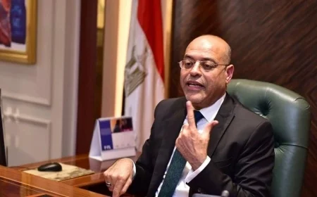 وزير العمل يواسي عاملة فقدت طفلتها الرضيعة في مصنع نسيج بالإسكندرية