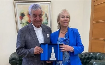 بالصور زاهي حواس يحصل على مفتاح مدينة لاتينا ويقدم محاضرة جماهيرية مميزة