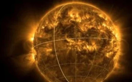 ثقب فراشة هائل في الشمس يُحذّر من عواصف شمسية قريبة