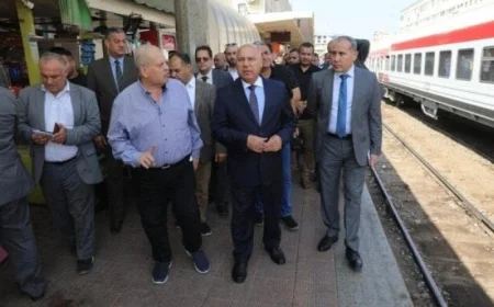 وزير النقل يتفقد محطة مصر للسكك الحديدية في الإسكندرية ضمن جولة ميدانية