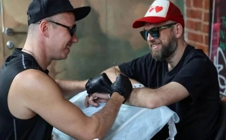 فنان كفيف يستخدم خياله لإبداع لوحات فنية رائعة