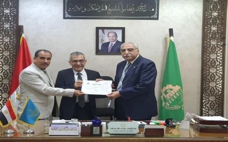 محافظ القليوبية يكرم مدير مدرسة قليوب الإعدادية بنات لتميزه وجهوده الرائدة