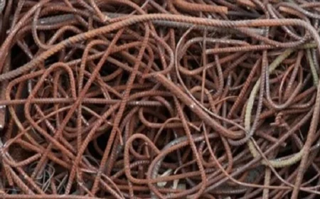 ضبط عامل خردة يسرق كابل كهربائي من عمود بالشرقية