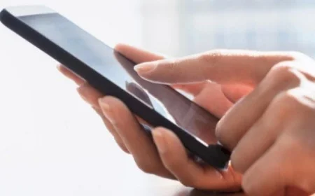 دراسة تكشف مخاطر صحية لاستخدام الهاتف في الحمام