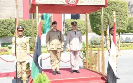 رئيس أركان حرب القوات المسلحة يجتمع مع رئيس الأركان العامة للجيش الليبي لتعزيز التعاون العسكري