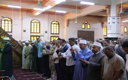 محافظ أسوان ينخرط في صلاة الجمعة بمسجد المطار ويستمع لاحتياجات أهالي المنطقة