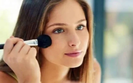 تعلمي خطوات مكياج بسيط وناعم لإطلالة مميزة في العمل