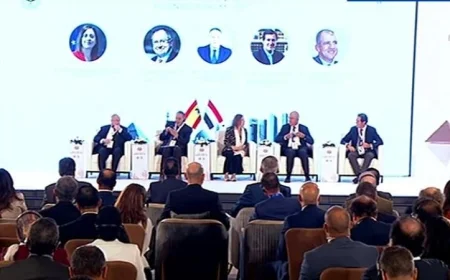 ملك إسبانيا ورئيس الوزراء يشاركان في انطلاق الحلقة النقاشية الأولى بمنتدى رجال الأعمال