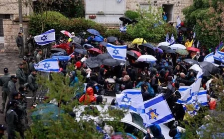 الآلاف يحتشدون أمام منزل نتنياهو احتجاجًا على التصعيد العسكري في غزة