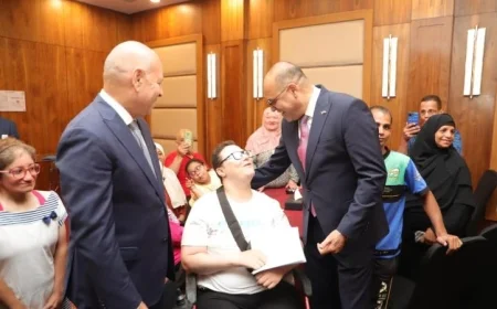 بالصور وزير العمل ومحافظ القاهرة يقدمان 100 عقد عمل جديد لذوي الهمم