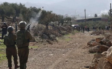 قوات الاحتلال تشن هجومًا على بلدة إذنا ومدينة الخليل وتدمر مركبات في مخيم الفوار