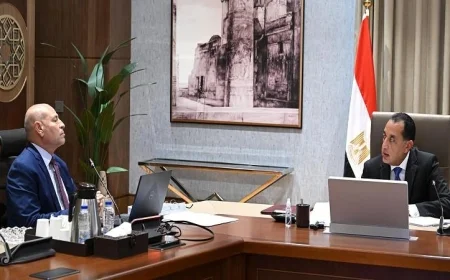 مدبولي يراجع تطورات المشروعات الحالية مع محافظ القاهرة