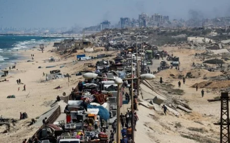 الاحتلال يفتح مسارًا مؤقتًا لإجلاء سكان غزة