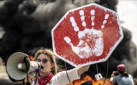 عائلات الرهائن يحتشدون أمام منزل نتنياهو مطالبين بالإفراج عن أحبائهم