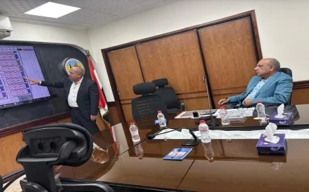 عصمت يُعاين غرفة عمليات المراقبة ومتابعة الأداء في شركة القناة لتوزيع الكهرباء