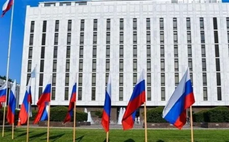 السفارة الروسية في واشنطن تنفي بشدة نشر معلومات مضللة بشأن مقتل كيرك